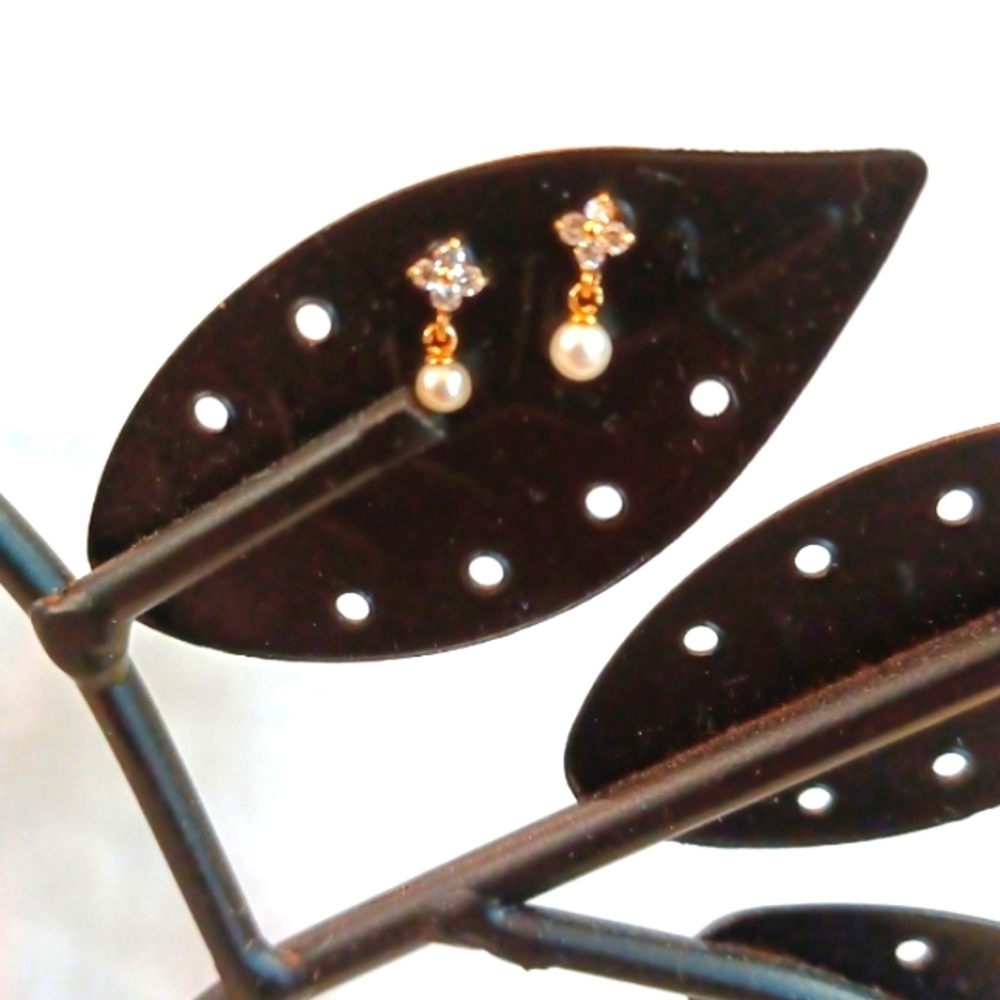 Womans 14 Kt Gold  Pearl Womans W Cubic Flowers Earrings